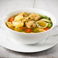 vegane Nudelsuppe mit Sojafleisch - vegan noodle soup with soy c