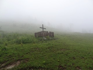 Fototapeta premium Kreuz im Nebel