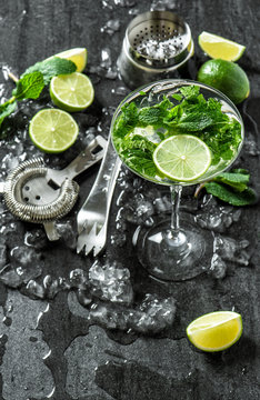Glass cocktail lime, mint, ice. Tonik water, mojito, caipirinha