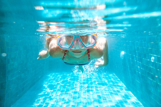 Child in the pool underwater
