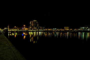 Beleuchteter Hafen von Kiel bei Nacht