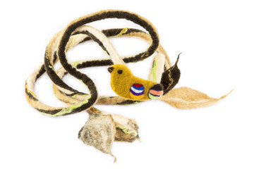 Жгут из валяной шерсти с птичкой на белом фоне
