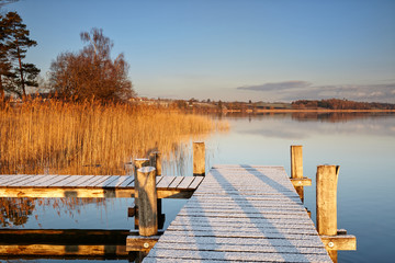 Winterliche Morgenstimmung am Pfäffikersee, Fischersteg mit Raureif, Schilfrohr und Seeufer