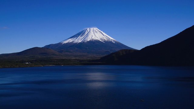 本栖湖より富士山を望む