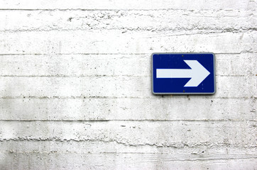 Obraz premium One way sign on white brick wall