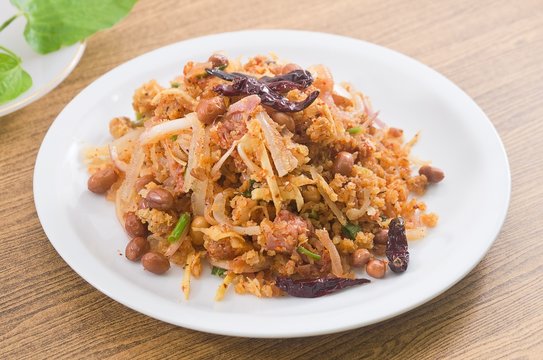 Thai Fermented Pork Salad with Spicy and Crispy Curried Rice