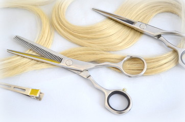 Ножницы и пряди волос 