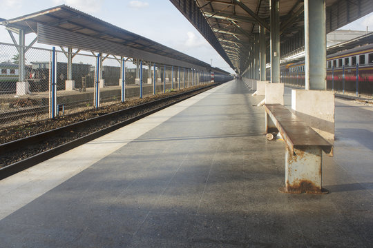 Fototapeta empty platform at public train station in evening