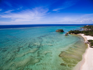 Fototapeta na wymiar 沖縄の綺麗なビーチ海岸線空撮