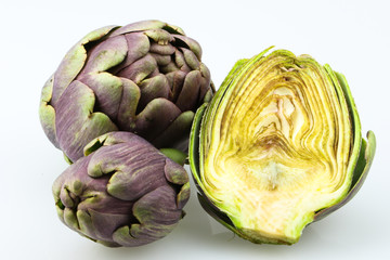 Artischocke mit einer hälfte