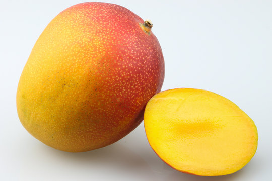 Flugmango frisch mit einer Scheibe daneben