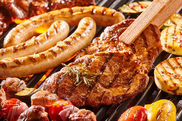 Délicieux assortiment de viandes sur un barbecue