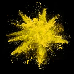 Explosion von gelbem Pulver auf schwarzem Hintergrund © Jag_cz