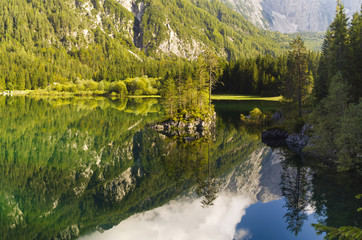Jezioro górskie w Alpach Julijskich - obrazy, fototapety, plakaty