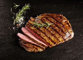 Plexiglas foto achterwand Geroosterd medium zeldzaam gesneden flank beef met rozemarijn © exclusive-design