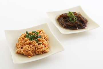 小皿に入れた納豆とモズク
