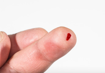 dépistage de l'hépatite B,C et VIH/doigt avec goutte de sang