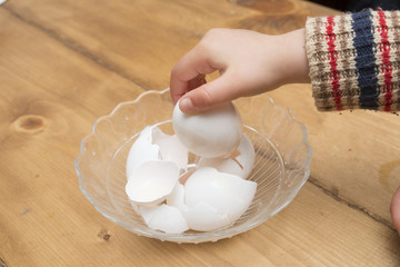 卵の殻を持つ子供