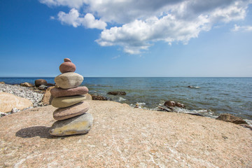 Steinturm am Strand vor Rügen