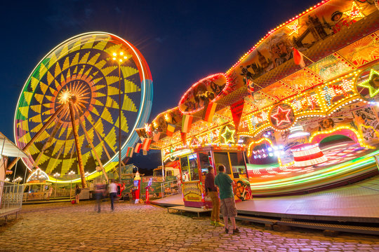 Riesenrad und Karussel