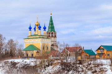 Весенний пейзаж - деревня и храм © vredaktor