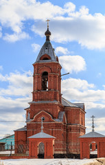 Fototapeta na wymiar Небольшая церковь из красного кирпича
