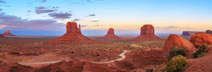 Poster Im Rahmen Sonnenuntergang im Monument Valley Navajo Tribal Park in Arizona, Utah, USA © elena_suvorova