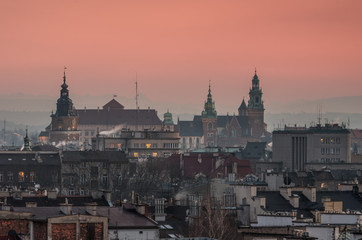 Obraz premium Royal castle and cathedral on the Wawel hill in Krakow, Poland in the evening