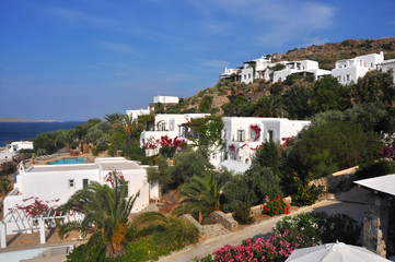 Hang mit weißen Bungalows auf griechischer Insel Mykonos