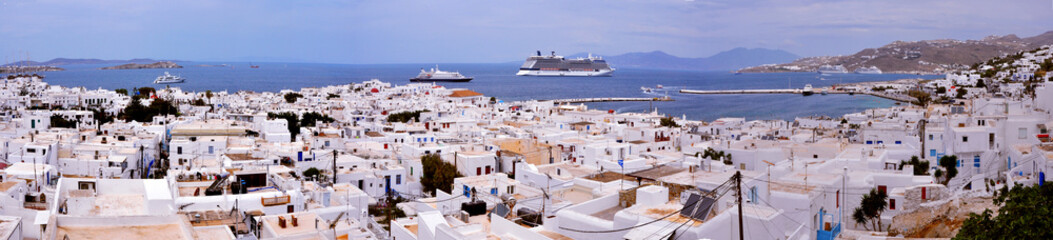 Fototapeta na wymiar Panoramablick über Mykonos Stadt auf griechischer Insel, Griechenland