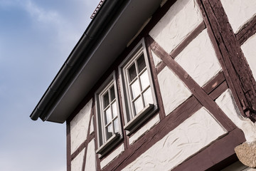 Detail mit Fenster an einem alten Fachwerkhaus