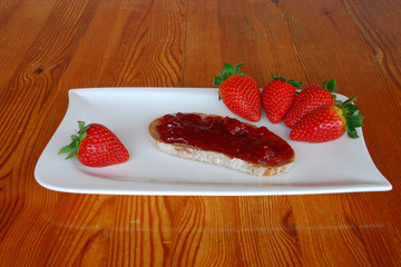 Erdbeeren mit Brot auf Teller