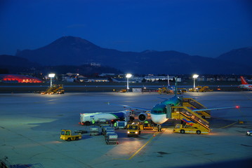 Flughafen Salzburg bei Nacht