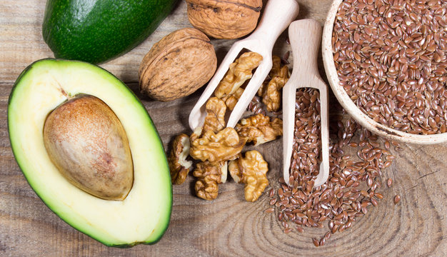 Sources of omega 3 fatty acids: flaxseeds, avocado and walnuts