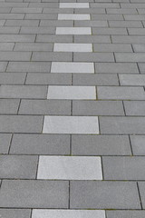 Gepflasterter Mittelsteifen