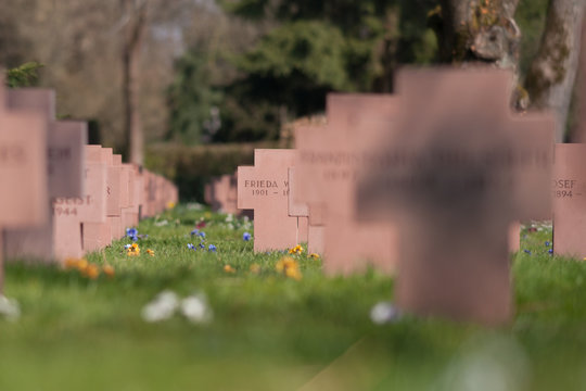 Gr&auml;berfeld auf einem Friedhof 