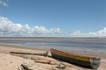 barque de pêche sur plage- Awala Yalimapo