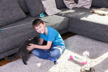 Junge spielt mit der Katze