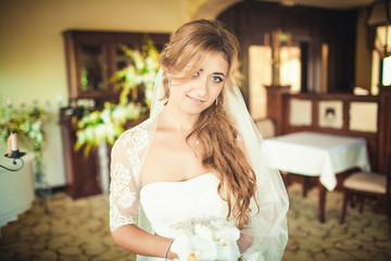 Naklejka premium beautiful gorgeous stylish bride with orchids getting prepared i