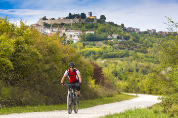 Fototapeta premium Kroatien, Istrien, Mountainbiker am Parenzana Biketrail vor Motovun
