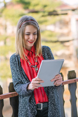 Obraz premium Young business woman using tablet outdoor...
