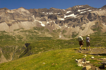 Fototapeta na wymiar Couple seniors à la montagne