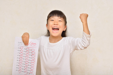 100点満点を取って喜ぶ女の子