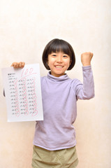 100点満点を取って喜ぶ女の子