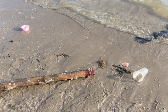 Garbage and sea