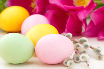 Fototapeta na wymiar Easter colored eggs and spring flowers