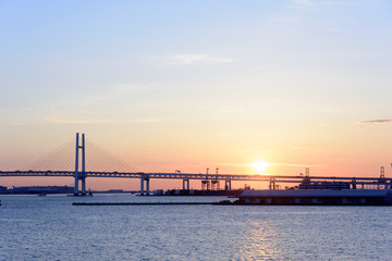 Fototapeta na wymiar 朝日と吊り橋