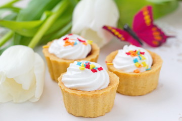 Delicious cupcakes  with spring tulips