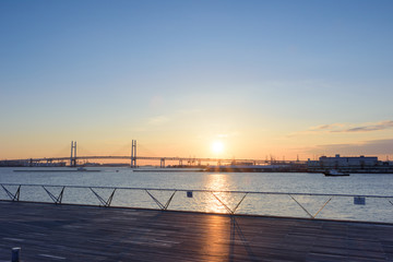 Fototapeta na wymiar 朝日の桟橋と吊り橋