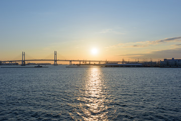 Fototapeta na wymiar 朝日と吊り橋